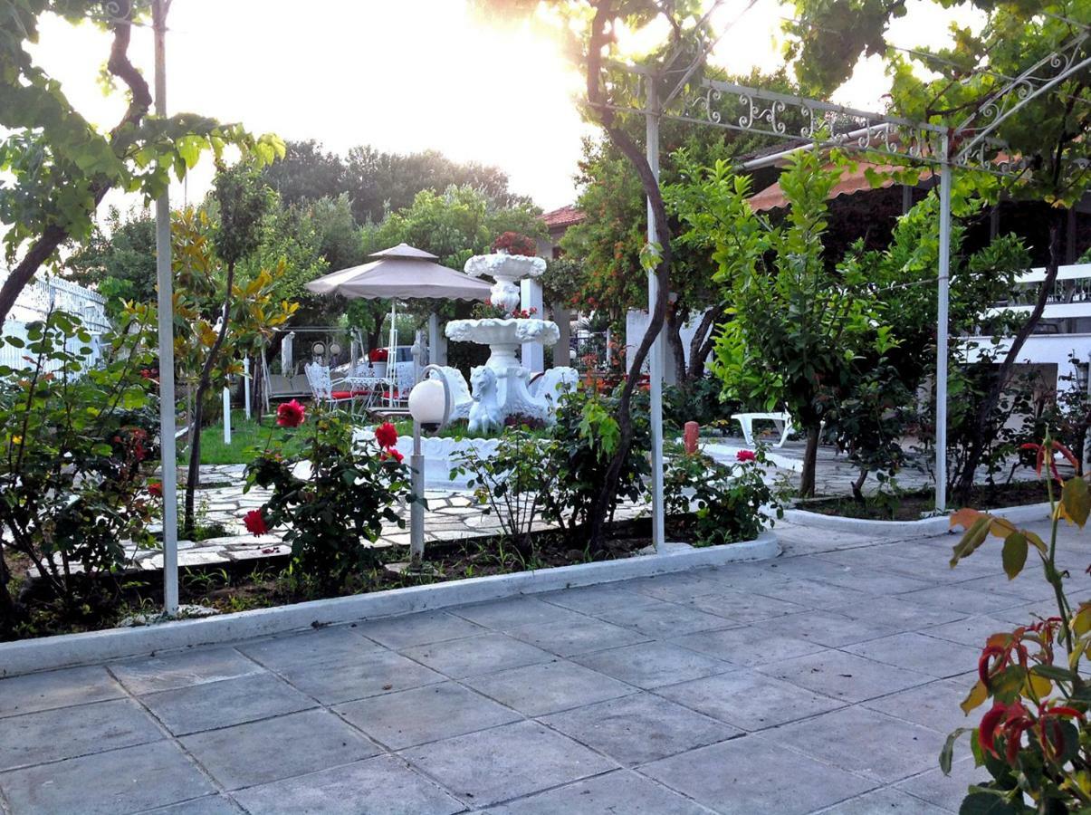 Villa Fofo - Beautiful Sea Front Villa With 650M2 Garden Nea Kallikrateia Exterior photo