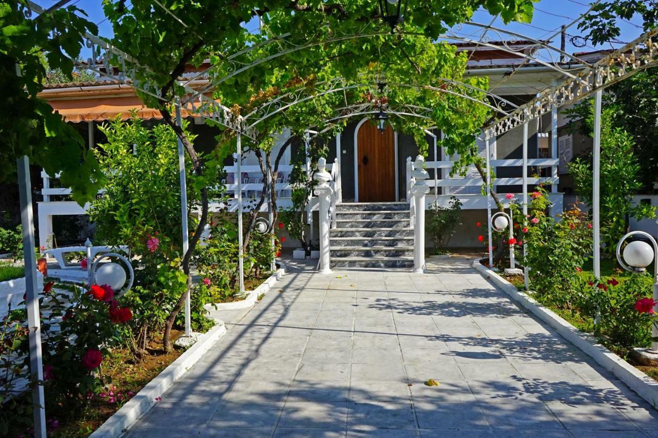 Villa Fofo - Beautiful Sea Front Villa With 650M2 Garden Nea Kallikrateia Exterior photo